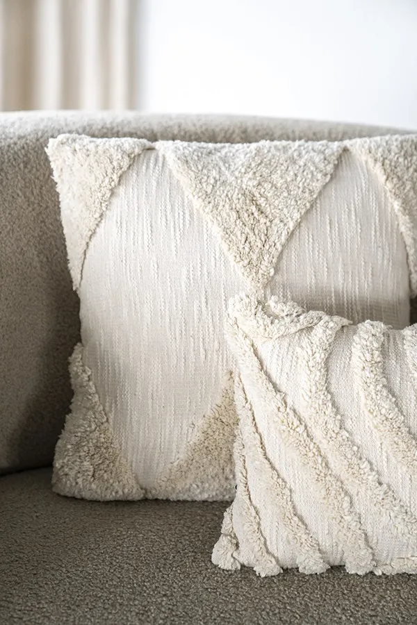 Wabi_kussen_45x45cm_OffWhite_sfeer2_220183.webp