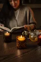 Twinkling Kaars Amber - 0585063.001_AtmosphericPhoto_0.webp