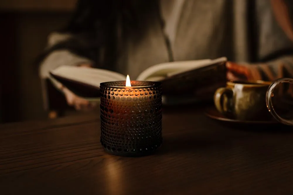 Twinkling Kaars Amber - 0585063.001_AtmosphericPhoto_2.webp