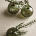 ball_vase_green_20250901gr_sfeer03.webp