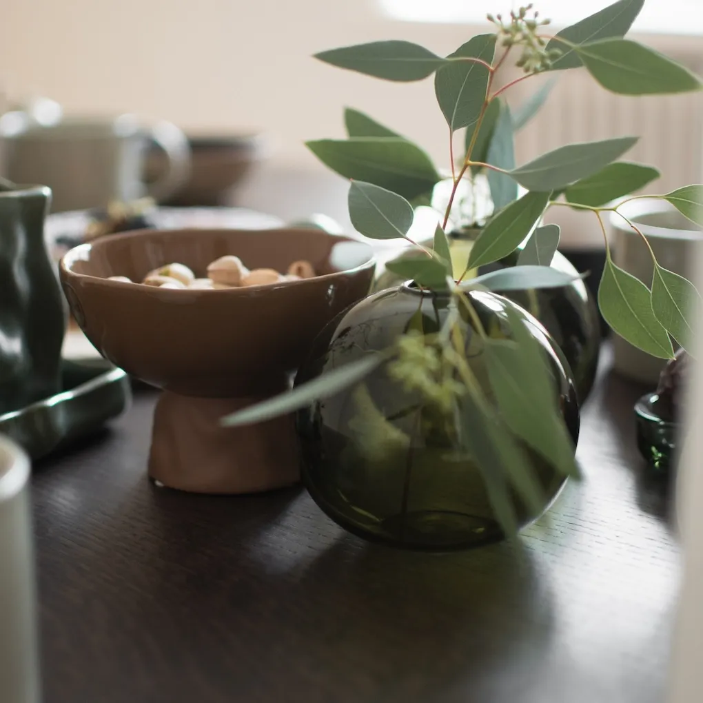 ball_vase_green_20250901gr_sfeer07.webp