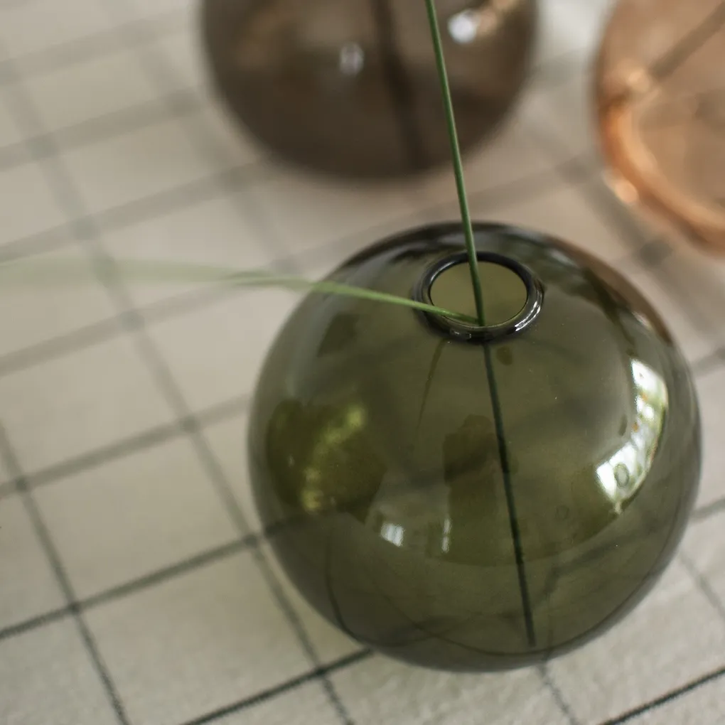 ball_vase_green_20250901gr_sfeer02.webp