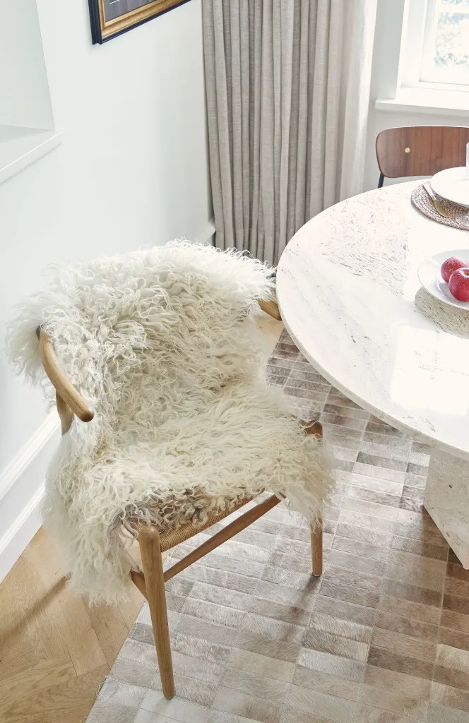 Sheepskin_Austrian_Curly_OffWhite_sfeer_2_NCL1036 2710002814564.webp